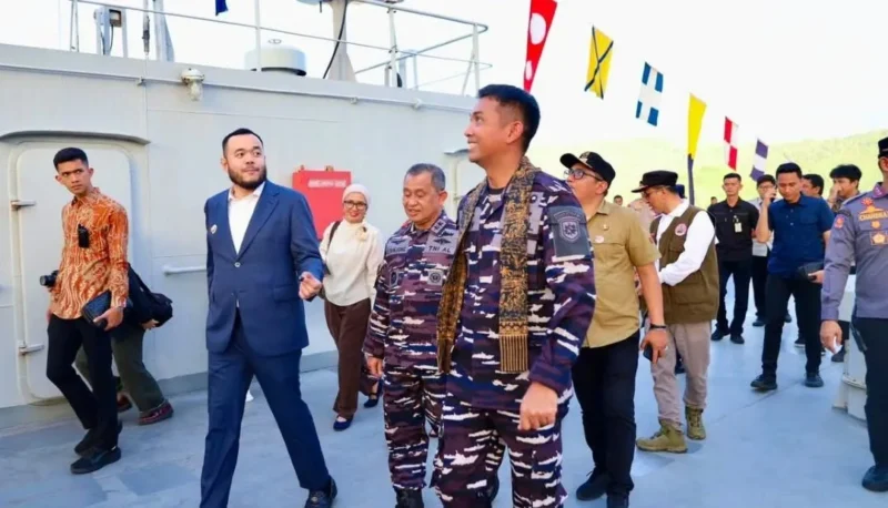 Wali Kota Padang Fadly Amran menyambut kedatangan KRI Teluk Kendari-518 di Dermaga IV Pelabuhan Teluk Bayur, Kamis (6/8/2026). (Foto: Pemko Padang)