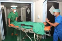 Tenaga medis yang ada di KRI dr. Soeharso-990 sedang melakukan pelayanan kesehatan bagi warga terdampak gempa NTT di Pelabuhan Reo, Kabupaten Manggarai, Nusa Tenggara Timur pada Sabtu (22/8). (Foto: Bidang Komunikasi Kebencanaan/Muhammad Arfari Dwiatmodjo)