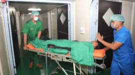 Tenaga medis yang ada di KRI dr. Soeharso-990 sedang melakukan pelayanan kesehatan bagi warga terdampak gempa NTT di Pelabuhan Reo, Kabupaten Manggarai, Nusa Tenggara Timur pada Sabtu (22/8). (Foto: Bidang Komunikasi Kebencanaan/Muhammad Arfari Dwiatmodjo)