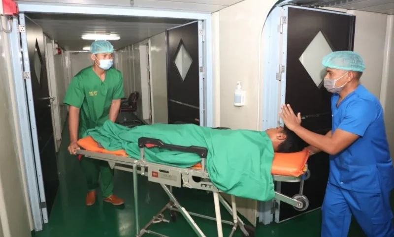 Tenaga medis yang ada di KRI dr. Soeharso-990 sedang melakukan pelayanan kesehatan bagi warga terdampak gempa NTT di Pelabuhan Reo, Kabupaten Manggarai, Nusa Tenggara Timur pada Sabtu (22/8). (Foto: Bidang Komunikasi Kebencanaan/Muhammad Arfari Dwiatmodjo)