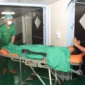 Tenaga medis yang ada di KRI dr. Soeharso-990 sedang melakukan pelayanan kesehatan bagi warga terdampak gempa NTT di Pelabuhan Reo, Kabupaten Manggarai, Nusa Tenggara Timur pada Sabtu (22/8). (Foto: Bidang Komunikasi Kebencanaan/Muhammad Arfari Dwiatmodjo)