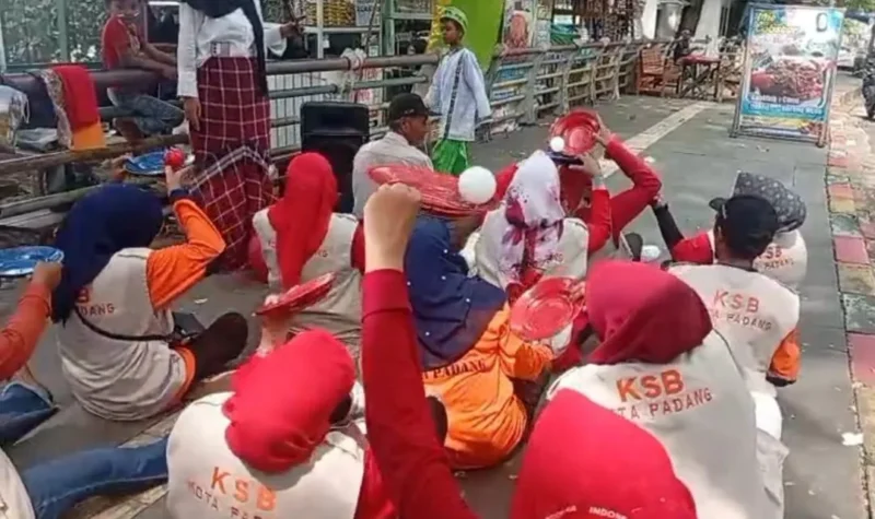 KSB Padang Selatan menggelar kegiatan dalam rangka memeriahkan HUT ke-81 Kemerdekaan RI di Batang Arau. (Foto: Ist) 
