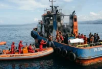 Kapal tugboat (TB) Simponi terbakar saat melintasi perairan Kota Padang, Jumat (14/8/2026). (Foto: Ist) 