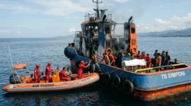 Kapal tugboat (TB) Simponi terbakar saat melintasi perairan Kota Padang, Jumat (14/8/2026). (Foto: Ist) 