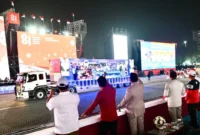 Presiden Prabowo Subianto menyapa peserta Karnaval Bersatu Harmoni Nusantara di Monas. (Foto: BPMI Setpres)