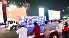 Presiden Prabowo Subianto menyapa peserta Karnaval Bersatu Harmoni Nusantara di Monas. (Foto: BPMI Setpres)