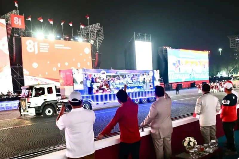 Presiden Prabowo Subianto menyapa peserta Karnaval Bersatu Harmoni Nusantara di Monas. (Foto: BPMI Setpres)