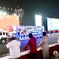 Presiden Prabowo Subianto menyapa peserta Karnaval Bersatu Harmoni Nusantara di Monas. (Foto: BPMI Setpres)