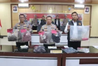 Kapolres Pasbar AKBP Agung Tribawanto memperlihatkan barang bukti saat konferensi pers di Aula Tatag Trawang Tungga Mapolres Pasbar, Senin (24/8/2026). (Foto: Polres Pasbar)