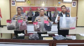 Kapolres Pasbar AKBP Agung Tribawanto memperlihatkan barang bukti saat konferensi pers di Aula Tatag Trawang Tungga Mapolres Pasbar, Senin (24/8/2026). (Foto: Polres Pasbar)