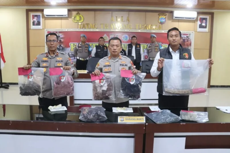 Kapolres Pasbar AKBP Agung Tribawanto memperlihatkan barang bukti saat konferensi pers di Aula Tatag Trawang Tungga Mapolres Pasbar, Senin (24/8/2026). (Foto: Polres Pasbar)