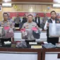 Kapolres Pasbar AKBP Agung Tribawanto memperlihatkan barang bukti saat konferensi pers di Aula Tatag Trawang Tungga Mapolres Pasbar, Senin (24/8/2026). (Foto: Polres Pasbar)