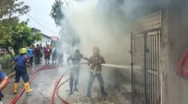 Petugas Dinas Damkar Padang memadamkan kobaran api yang menghanguskan satu unit rumah dan toko PMD di Jalan Asra I No. 22, Dadok Tunggul Hitam, Padang, Senin (3/8/2026). (Foto: Dok. Dinas Damkar Padang)
