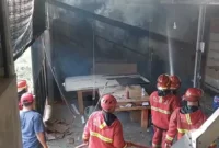 Petugas Damkar Padang memadamkan api yang membakar gudang furniture di Perumahan Sumbar Mas Puri Berlindo, Kelurahan Kubu Dalam Parak Karakah, Kecamatan Padang Timur, Jumat (28/8/2026). (Foto: Damkar Padang)