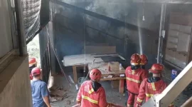 Petugas Damkar Padang memadamkan api yang membakar gudang furniture di Perumahan Sumbar Mas Puri Berlindo, Kelurahan Kubu Dalam Parak Karakah, Kecamatan Padang Timur, Jumat (28/8/2026). (Foto: Damkar Padang)