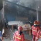 Petugas Damkar Padang memadamkan api yang membakar gudang furniture di Perumahan Sumbar Mas Puri Berlindo, Kelurahan Kubu Dalam Parak Karakah, Kecamatan Padang Timur, Jumat (28/8/2026). (Foto: Damkar Padang)