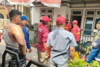 
Kebakaran rumah di Surau Gadang Padang nyaris merembet ke 10 bangunan. Damkar mengerahkan lima armada dan 60 personel. (Foto: Damkar Padang)
