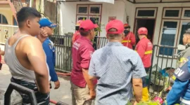 
Kebakaran rumah di Surau Gadang Padang nyaris merembet ke 10 bangunan. Damkar mengerahkan lima armada dan 60 personel. (Foto: Damkar Padang)

