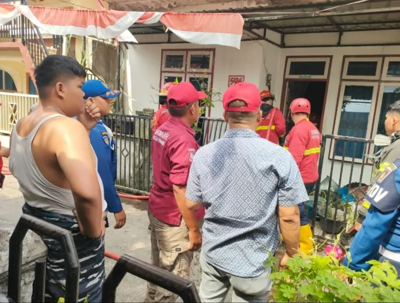 
Kebakaran rumah di Surau Gadang Padang nyaris merembet ke 10 bangunan. Damkar mengerahkan lima armada dan 60 personel. (Foto: Damkar Padang)
