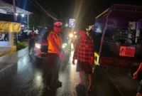 Petugas Satlantas Polres Padang Pariaman melakukan olah TKP di lokasi kejadian, Minggu malam (2/8/2026). (Foto: Dok. Satlantas Polres Padang Pariaman)