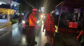 Petugas Satlantas Polres Padang Pariaman melakukan olah TKP di lokasi kejadian, Minggu malam (2/8/2026). (Foto: Dok. Satlantas Polres Padang Pariaman)