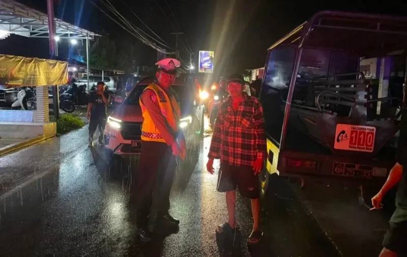 Petugas Satlantas Polres Padang Pariaman melakukan olah TKP di lokasi kejadian, Minggu malam (2/8/2026). (Foto: Dok. Satlantas Polres Padang Pariaman)