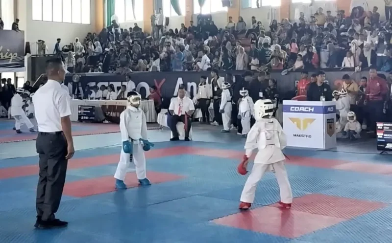 Staf Ahli Bidang Kemasyarakatan dan SDM Kota Padang, Feri Mulyani Hamid menghadiri ajang The Arena of Maestro x Andalas University Open Karate Championship 2026 di GOR FIK UNP, Sabtu (29/8/2026). (Foto: Pemko Padang)