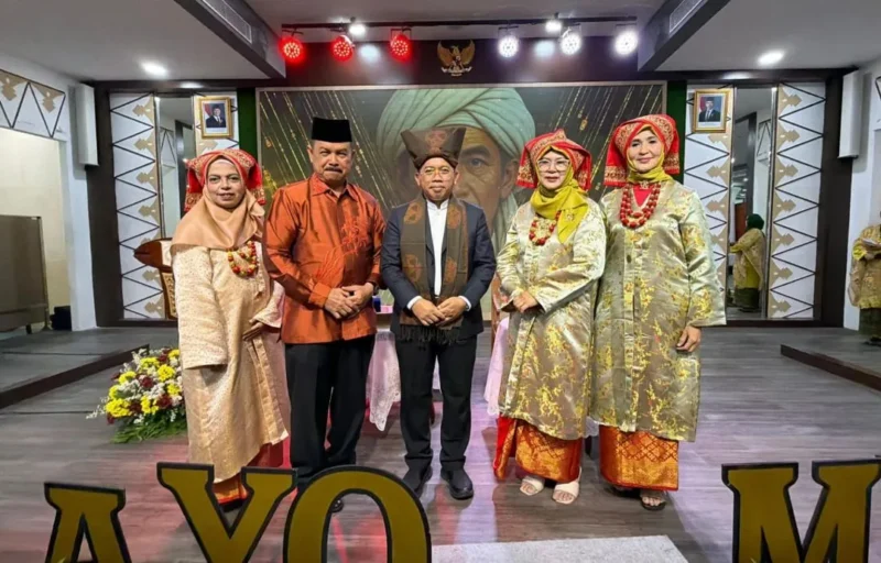Direktur Penerangan Agama Islam Kemenag, Muchlis M. Hanafi bersama Perkumpulan Rangkayo Minang (RMI) Indonesia. (Foto: Kemenag)