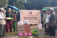 Kemenhaj menyalurkan bantuan tanggap darurat kepada warga terdampak gempa bumi di Flores, NTT. (Foto: Kemenhaj)