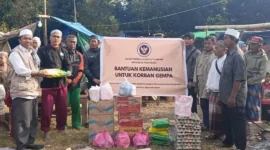 Kemenhaj menyalurkan bantuan tanggap darurat kepada warga terdampak gempa bumi di Flores, NTT. (Foto: Kemenhaj)