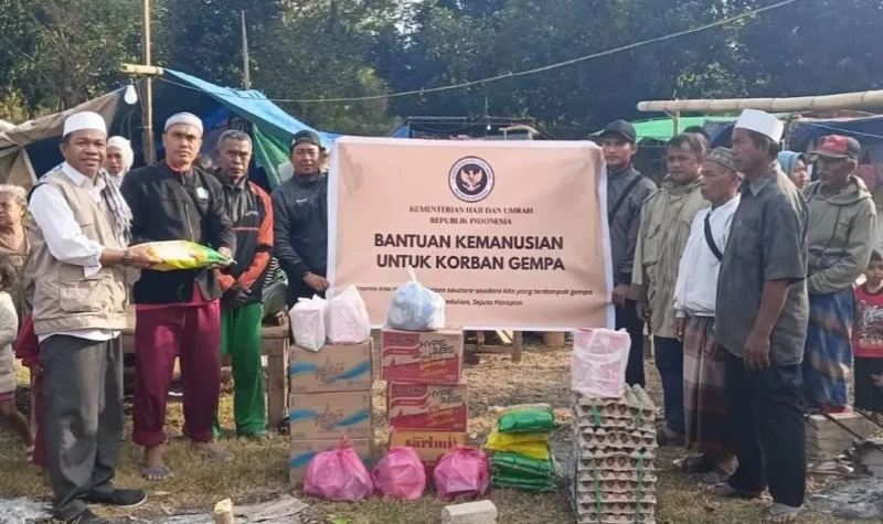 Kemenhaj menyalurkan bantuan tanggap darurat kepada warga terdampak gempa bumi di Flores, NTT. (Foto: Kemenhaj)