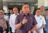 Kepala BGN Sudaryono saat menjenguk salah satu siswa yang menjadi korban insiden keamanan pangan MBG di Rumah Sakit Haji Medan, Minggu (16/8).