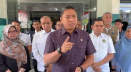 Kepala BGN Sudaryono saat menjenguk salah satu siswa yang menjadi korban insiden keamanan pangan MBG di Rumah Sakit Haji Medan, Minggu (16/8).