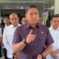 Kepala BGN Sudaryono saat menjenguk salah satu siswa yang menjadi korban insiden keamanan pangan MBG di Rumah Sakit Haji Medan, Minggu (16/8).