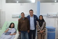 Kepala BGN Sudaryono mengunjungi korban dugaan keracunan MBG di Kota Semarang pada Sabtu (1/8). (Foto: Biro Hukum dan Humas BGN)