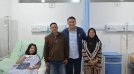 Kepala BGN Sudaryono mengunjungi korban dugaan keracunan MBG di Kota Semarang pada Sabtu (1/8). (Foto: Biro Hukum dan Humas BGN)