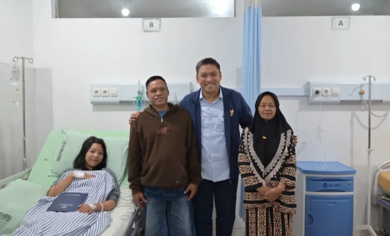 Kepala BGN Sudaryono mengunjungi korban dugaan keracunan MBG di Kota Semarang pada Sabtu (1/8). (Foto: Biro Hukum dan Humas BGN)