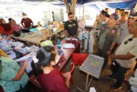 Kepala BNPB Letjen TNI Dr. Suharyanto menjenguk pasien Puskesmas Riung di Kabupaten Ngada, NTT, Selasa (18/8). (Foto: Bidang Komunikasi Kebencanaan/Danung Arifin)