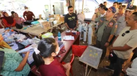 Kepala BNPB Letjen TNI Dr. Suharyanto menjenguk pasien Puskesmas Riung di Kabupaten Ngada, NTT, Selasa (18/8). (Foto: Bidang Komunikasi Kebencanaan/Danung Arifin)