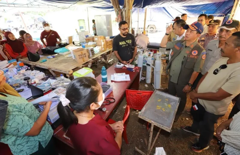 Kepala BNPB Letjen TNI Dr. Suharyanto menjenguk pasien Puskesmas Riung di Kabupaten Ngada, NTT, Selasa (18/8). (Foto: Bidang Komunikasi Kebencanaan/Danung Arifin)