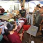 Kepala BNPB Letjen TNI Dr. Suharyanto menjenguk pasien Puskesmas Riung di Kabupaten Ngada, NTT, Selasa (18/8). (Foto: Bidang Komunikasi Kebencanaan/Danung Arifin)