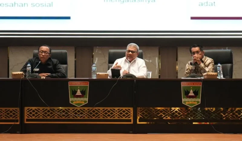 Ketua DPRD Sumbar Muhidi saat menjadi narasumber dalam Seminar Nasional dan JMSI Sumbar Award 2026 di Aula Kantor Gubernur Sumbar, Sabtu (29/8/2026). (Foto: Ist)