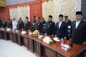 Ketua DPRD Sumbar Muhidi, Sekdako Padang Raju Minropa dan unsur Forkopimda mengikuti Rapat Paripurna Istimewa DPRD Padang