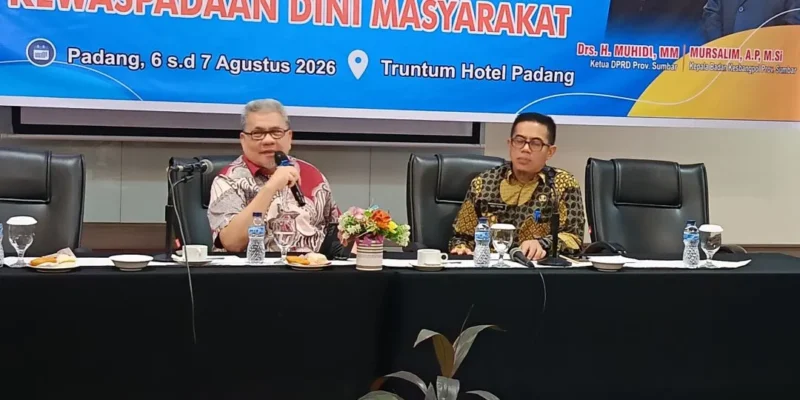 Ketua DPRD Sumbar Muhidi saat menjadi narasumber dalam kegiatan Peningkatan Kapasitas Kewaspadaan Dini Masyarakat, Kamis (6/8/2026). (Foto: Ist)