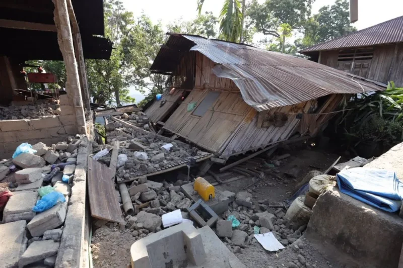 Kondisi kerusakan rumah yang terdampak gempa M 7,7 Flores di Desa Peoza Karamba, Kecamatan Ende, Kabupaten Ende, NTT, Kamis (21/8). (Foto: Bidang Komunikasi Kebencanaan/Danung Arifin)