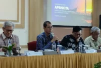 
Kepala Kantor Wilayah Kemenkeu Sumbar Tarmizi saat konferensi pers APBNKiTa. (Foto: Kanwil DJPB Sumbar)
