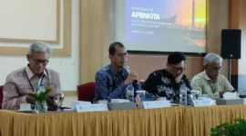 
Kepala Kantor Wilayah Kemenkeu Sumbar Tarmizi saat konferensi pers APBNKiTa. (Foto: Kanwil DJPB Sumbar)
