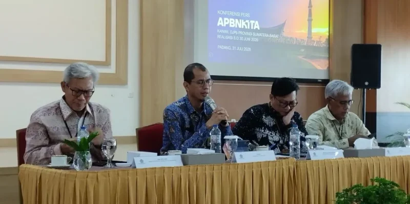
Kepala Kantor Wilayah Kemenkeu Sumbar Tarmizi saat konferensi pers APBNKiTa. (Foto: Kanwil DJPB Sumbar)
