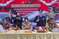 Konferensi pers pengungkapan kasus dugaan penyalahgunaan BBM bersubsidi jenis Bio Solar di Mapolda Sumbar, Jumat (7/8/2026). (Foto: Polda Sumbar)