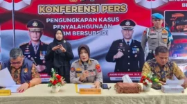 Konferensi pers pengungkapan kasus dugaan penyalahgunaan BBM bersubsidi jenis Bio Solar di Mapolda Sumbar, Jumat (7/8/2026). (Foto: Polda Sumbar)